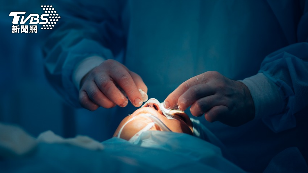 一名20歲的阿兵哥嘴巴有潰瘍要求驗退。（示意圖／shutterstock達志影像） 