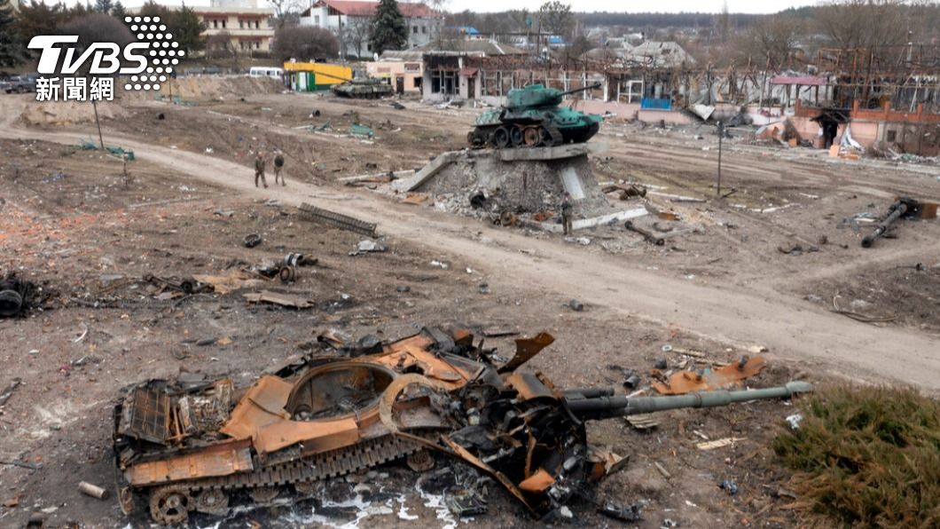 烏克蘭街頭可見俄軍坦克的殘骸。（圖／達志影像美聯社）