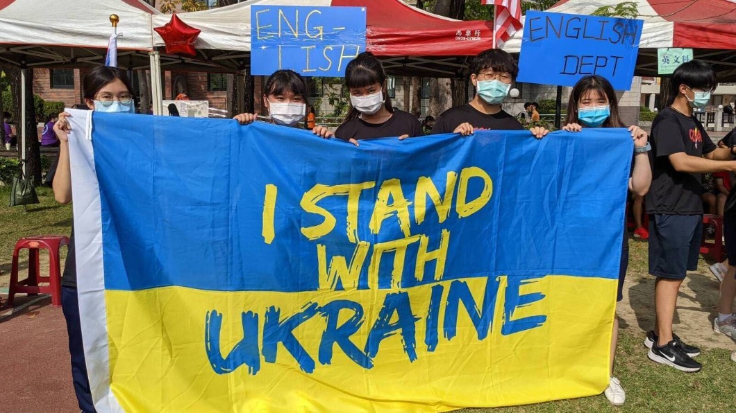文藻外語大學31日舉行全校運動會，有同學拿著印有I Stand with Ukraine的烏克蘭國旗進場，英國語文科學生蔡蕙卉（左2）說，希望雖然聲音非常微薄，還是可以跟烏克蘭人站在一起。（圖／中央社