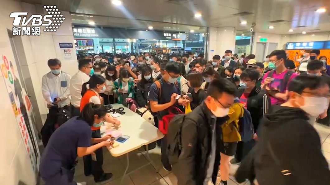 高鐵左營站擠滿詢問跟退票的旅客。圖／TVBS