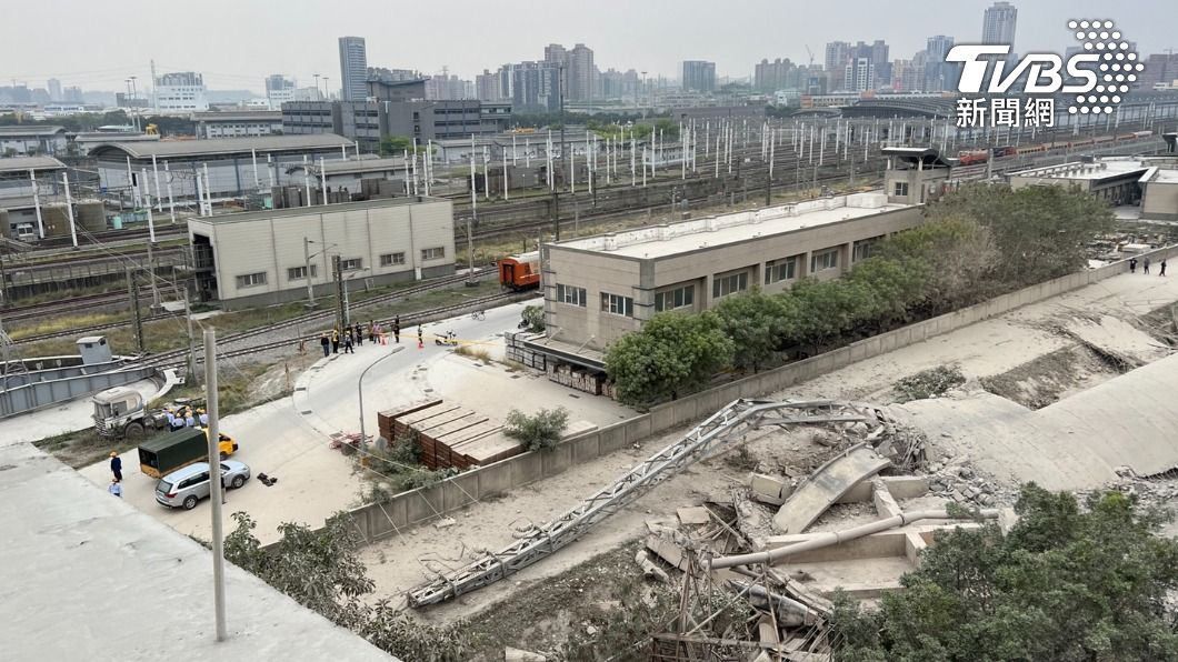 營造廠拆除過程不慎，造成高塔倒塌。（圖／TVBS）
