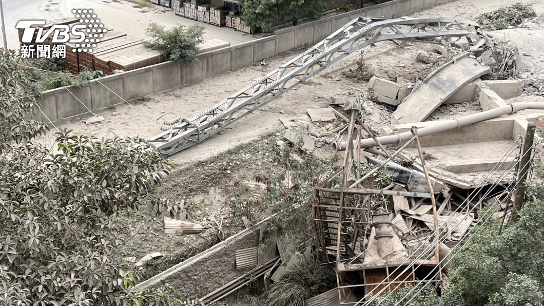 東南水泥拆除工程事故導致雙鐵延誤。（圖／TVBS）