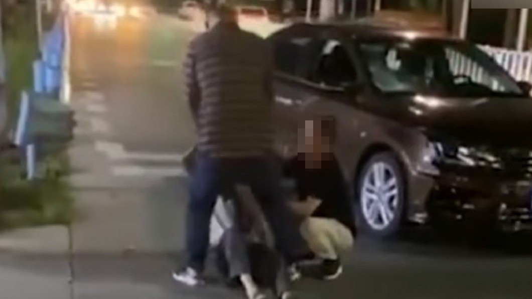 廣東一名酒駕男子撞到人竟作勢要朝傷者嘴巴撒尿。（圖／翻攝自網易新聞）