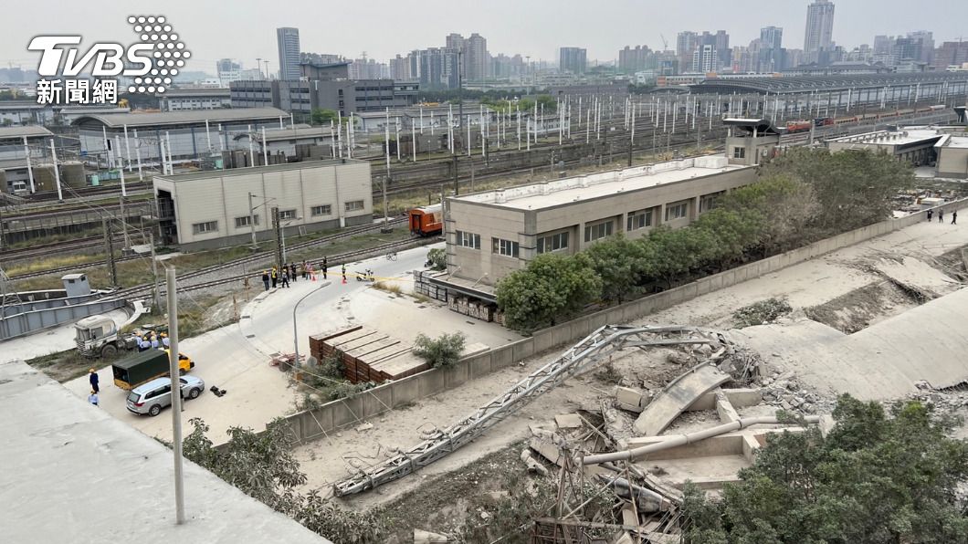 東南水泥的承包商拆除過程不慎，造成台電高塔倒塌。（圖／TVBS）