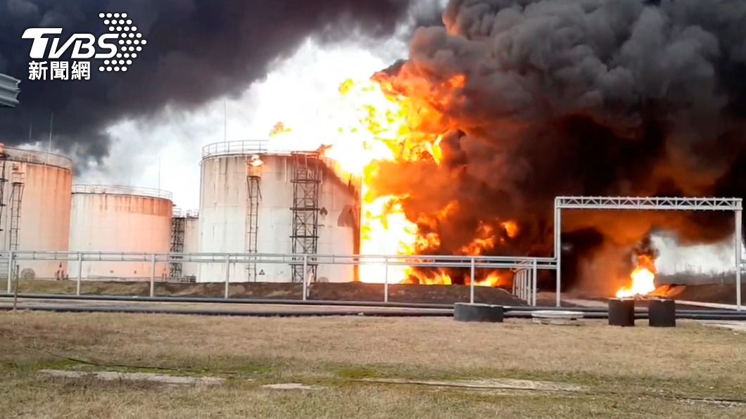 俄羅斯境內儲油槽被飛彈擊中，引發嚴重火警。（圖／達志影像歐新社）