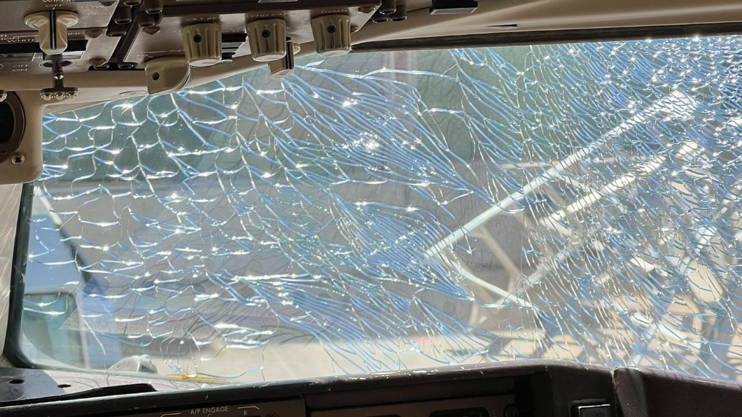 乘客拍下擋風玻璃破裂的畫面，相當驚險。（圖／翻攝自Kirk Knowlton, MD 推特 @KirkKnowlton）