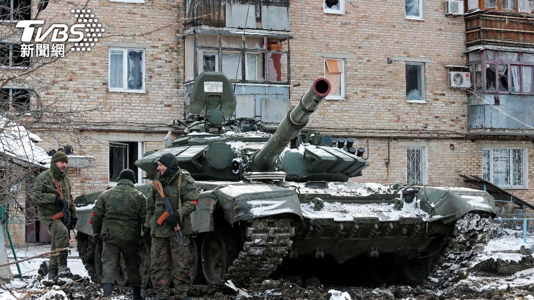 俄軍疑似將幼童放在坦克前方當作肉盾。（圖／達志影像路透社）