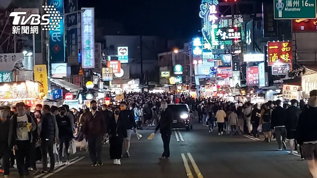 台灣祭爆確診者，墾丁大街仍擠滿人。（圖／TVBS）