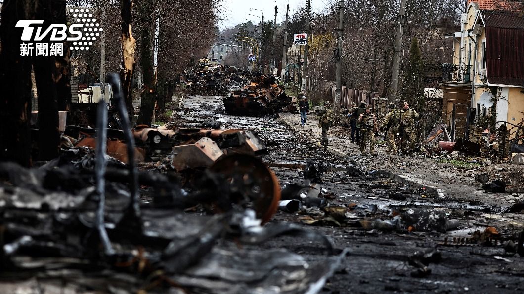 烏克蘭布查鎮上百平民遭殺害，屍體倒臥在街頭。（圖／達志影像路透社）