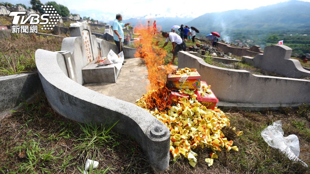 清明掃墓在華人社會中是一個非常重要的習俗。（示意圖／shutterstock達志影像）