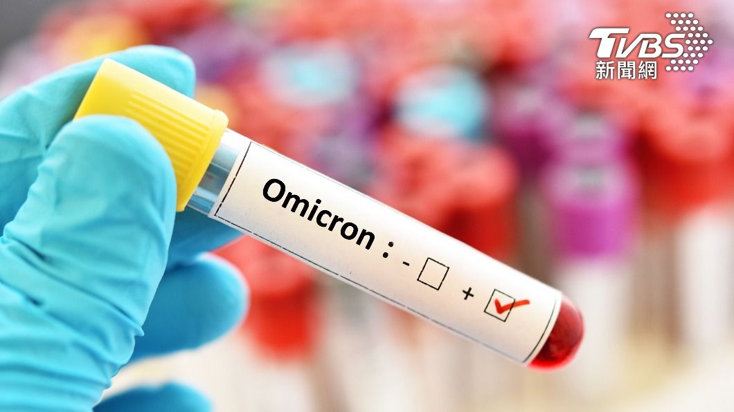 感染Omicron的症狀包括低燒、咳嗽等。（示意圖／shutterstock達志影像）