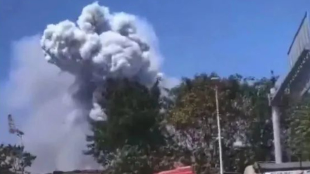 廣東鋁工廠發生爆炸，竄升10公尺蘑菇雲。（圖／翻攝自微博）