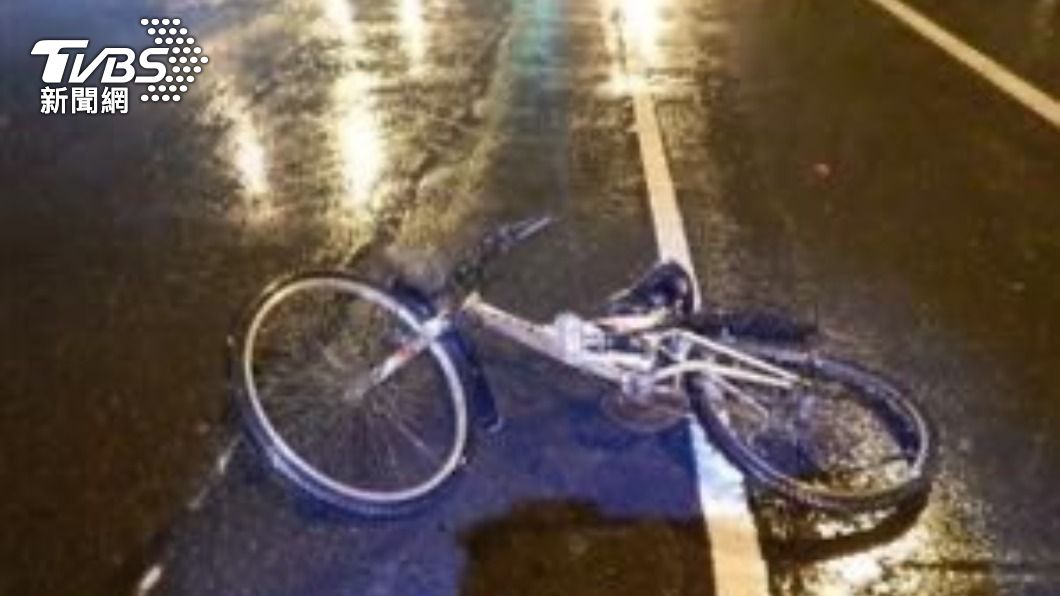 呂男騎腳踏車與汽車發生碰撞。（圖／TVBS）