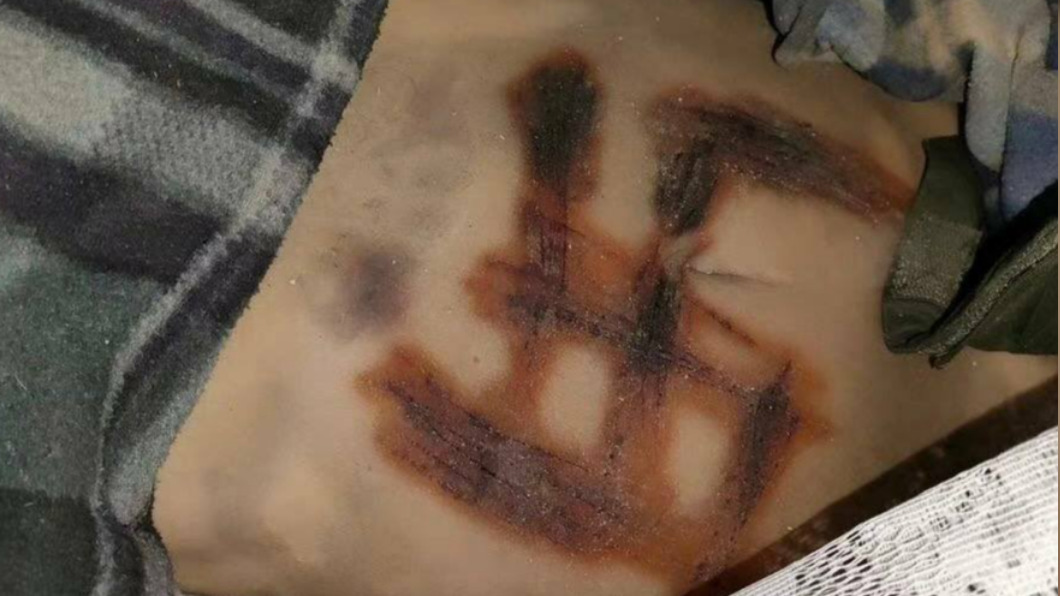 烏克蘭有女屍身上出現詭異「卍字」符號。（圖／翻攝自推特@lesiavasylenko）