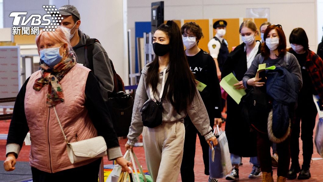20名烏克蘭避難民眾搭日本專機抵日。（圖／達志影像路透社）