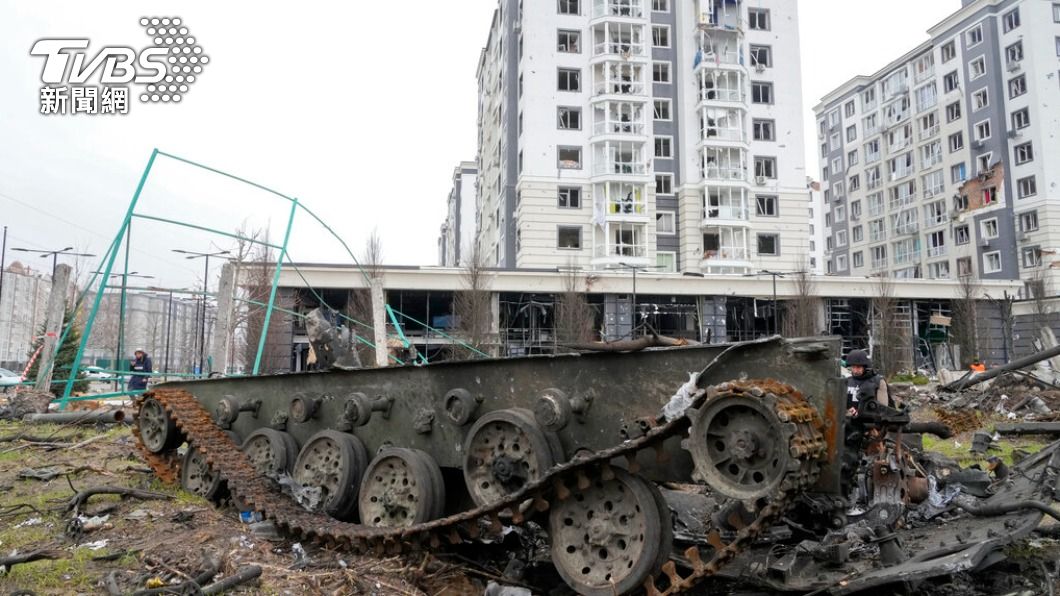 圖為布查鎮街頭一輛被毀壞的俄羅斯戰車。（圖／達志影像美聯社）
