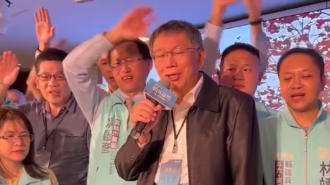 台北市長柯文哲曾脫罩唱歌。（圖／翻攝自王浩宇臉書）​​​​​​​
