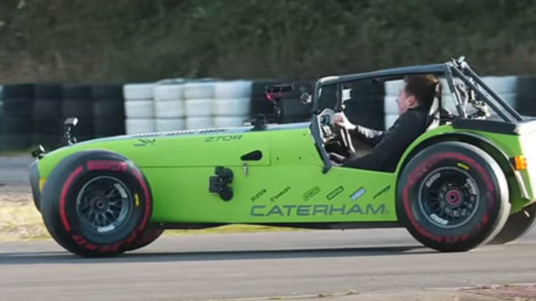 國外Youtuber把F1輪胎裝在道路用車上，測試是否能讓性能發揮更徹底。（圖／翻攝自 Driven Media Youtube）