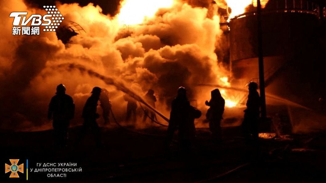 俄軍5日深夜空襲烏克蘭中部城市第聶伯羅（Dnipro）附近一個燃料庫。（圖／達志影像路透社）