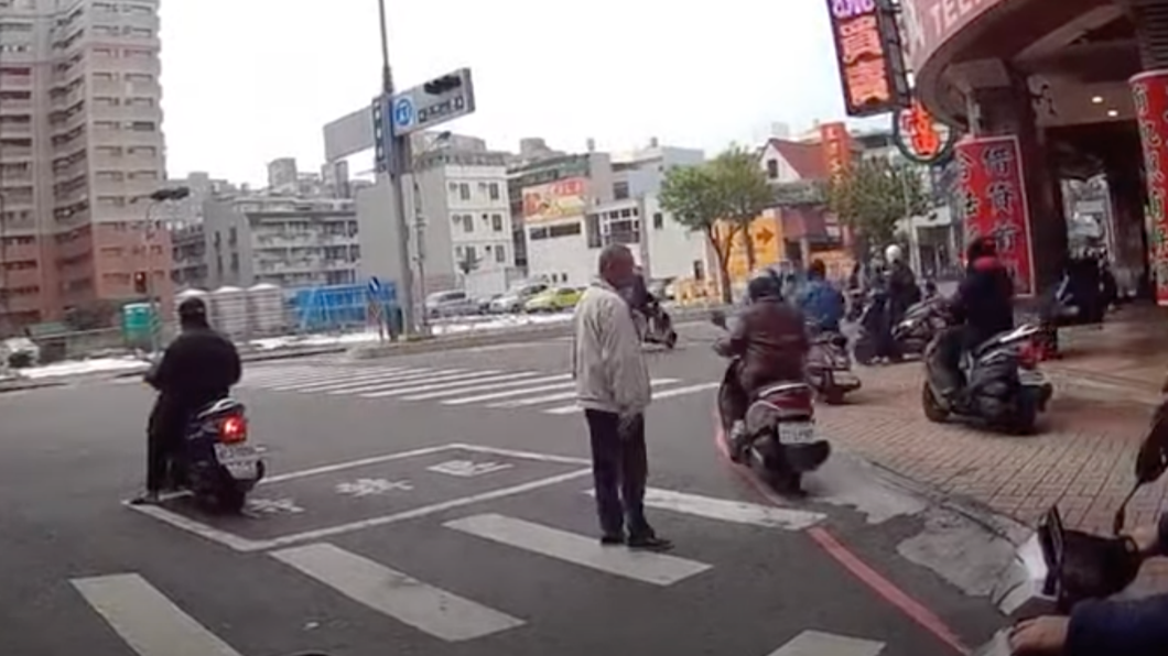 網友翻出3年前影片，感嘆高雄交通危險。（圖／翻攝自YouTube「台灣駕駛違規肇事資料庫」）