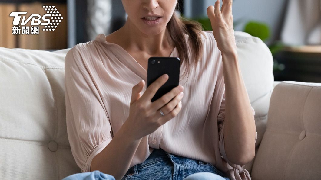 女網友崩潰自己的手機「螢幕使用時間」報告出現成人網站。（示意圖，非當事人／shutterstock達志影像）