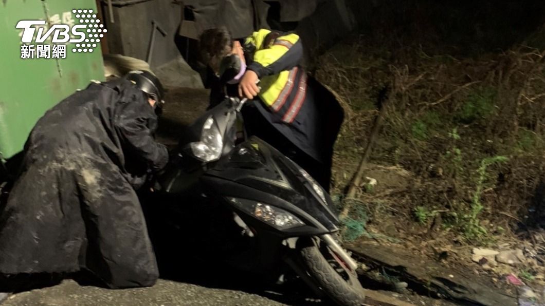 老翁導航路不熟，連人帶車摔進產業道路田裡。（圖／TVBS）