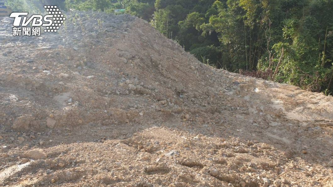 王嫌假整地倒廢土牟利，傾倒的廢土多達3萬立方米。（圖／TVBS）