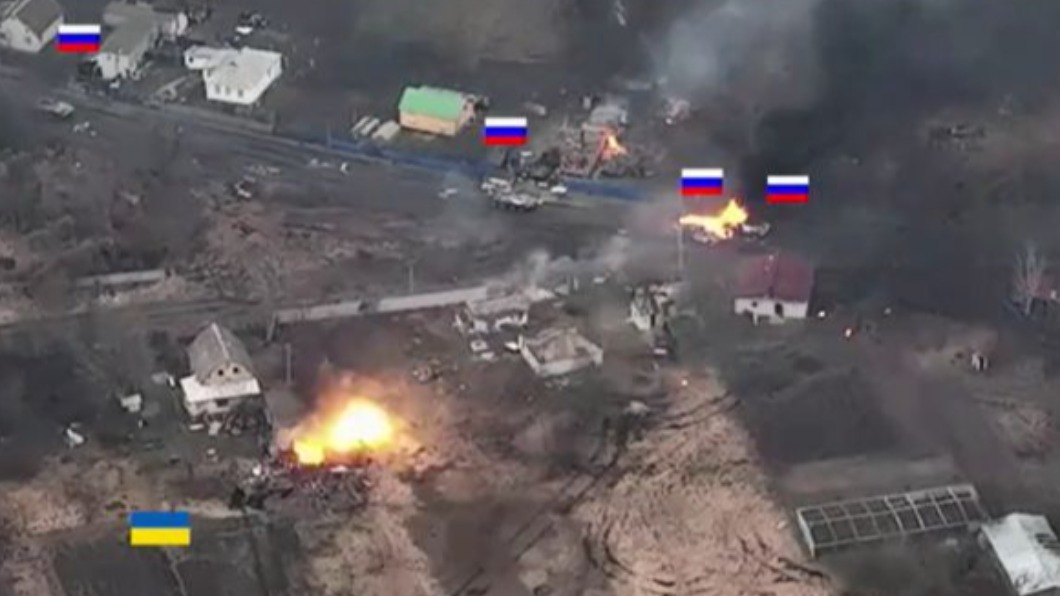 烏克蘭坦克以一打十將俄軍轟成廢鐵。（圖／翻攝自推特）