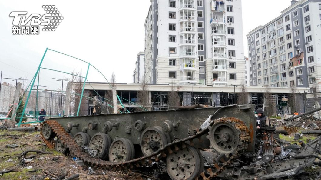 烏克蘭布查鎮平民遭俄軍屠殺，街頭可見毀壞的俄軍戰車。（圖／達志影像美聯社）
