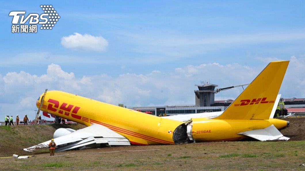 一架DHL貨機7日在哥斯大黎加機場迫降，機身嚴重受損。（圖／達志影像美聯社）