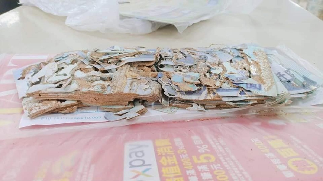 一名女網友分享有阿伯客戶拿著一疊被蛀蝕的鈔票請她幫忙。（圖／翻攝自爆廢公社公開版）