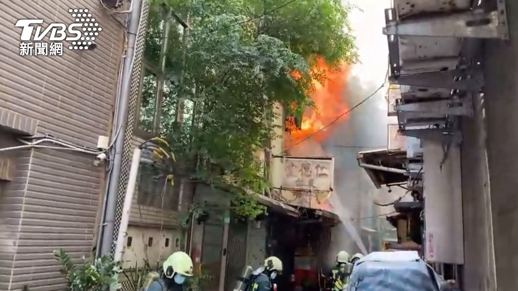 台北宮廟火警屋內無人，3消防受困已脫險。（圖／中央社）