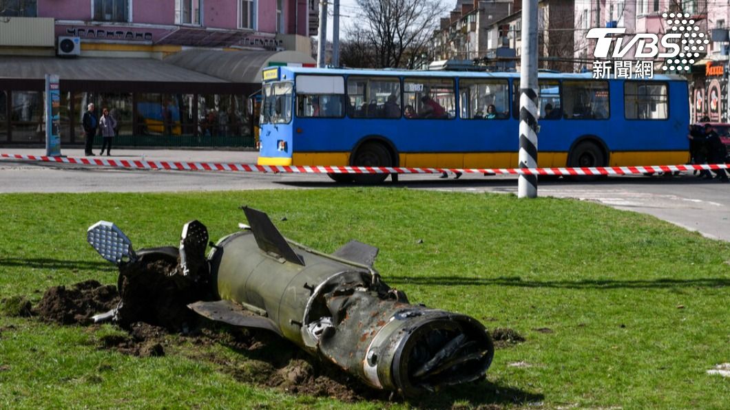 烏克蘭東部克拉莫托斯克市的火車遭飛彈攻擊。（圖／達志影像美聯社）