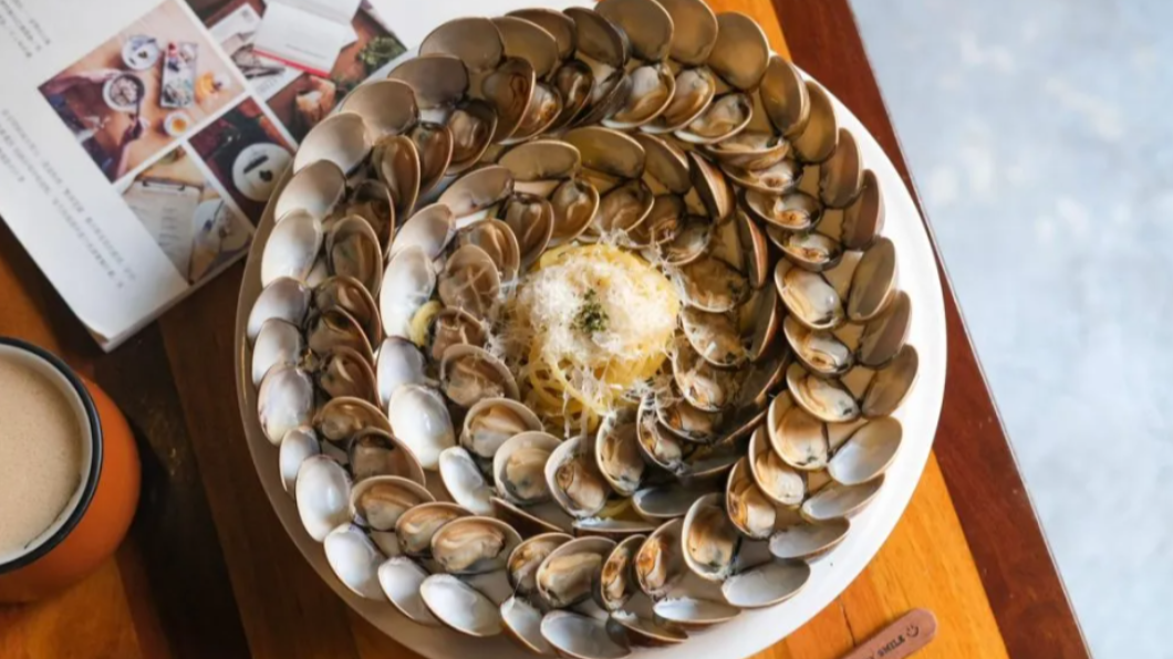 台中一中商圈附近義式餐廳，主打「麵是配菜蛤蠣才是主餐」義大利麵鋪滿50多顆蛤蜊。（圖／肉依小姐吃什麼-旅遊美食部落格提供）