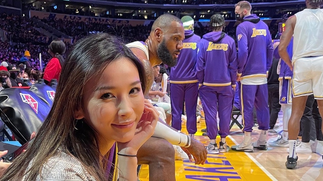 NBA場邊的華裔美女和詹姆斯合影爆紅。（圖／翻攝自金兜兜微博）