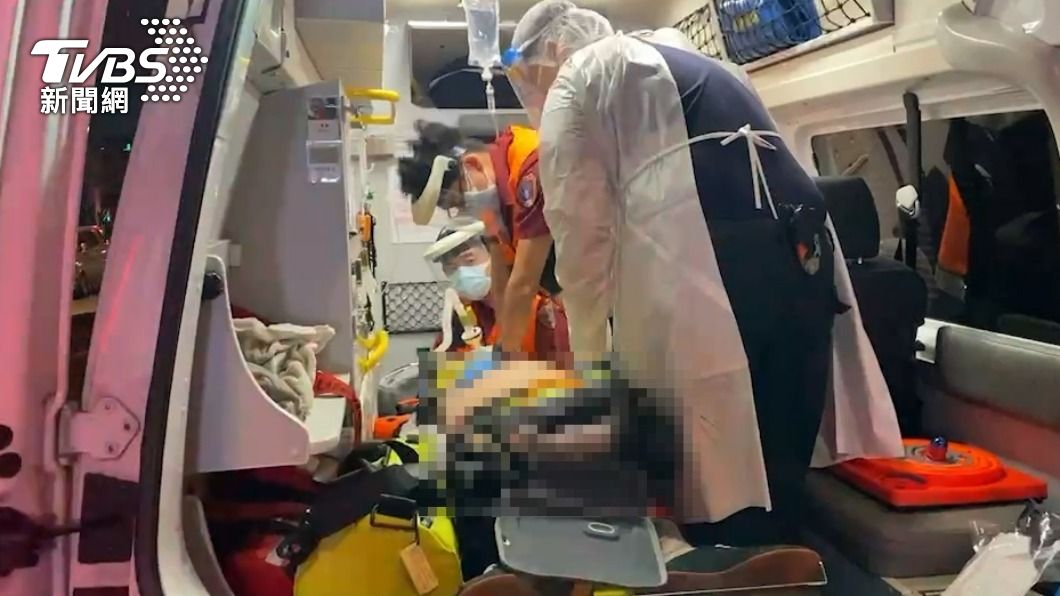 救護人員對騎士CPR急救。（圖／TVBS）