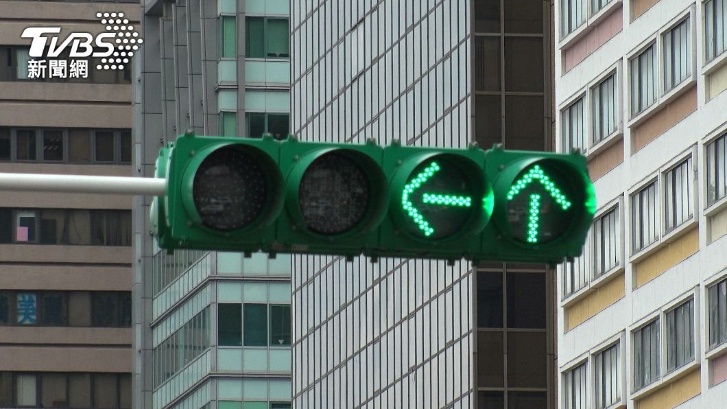 只亮綠燈左轉標誌未亮起，依舊可以左轉，（示意圖／shutterstock達志影像）