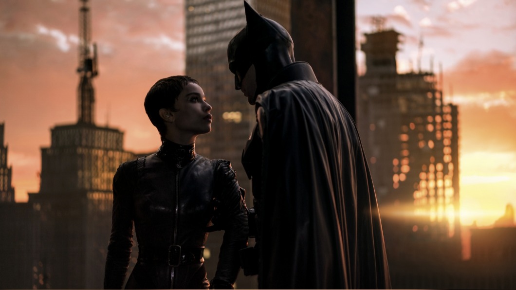 《蝙蝠俠》由羅伯派汀森（左）和柔伊克拉維茲主演。（圖／MyVideo提供）