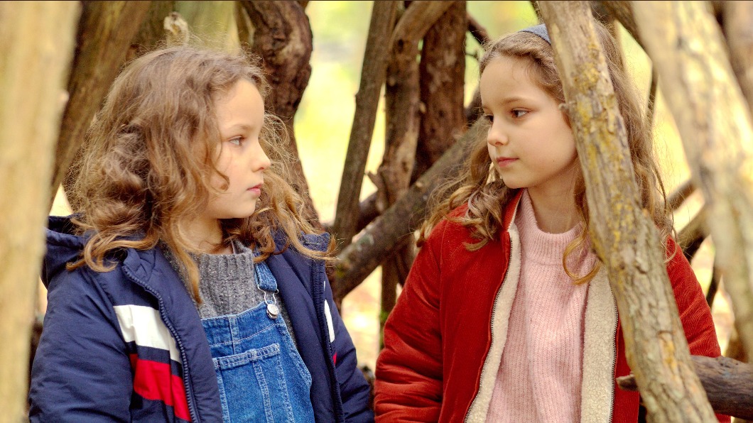 《親愛的童伴》主要演員是一對雙胞胎姊妹，姊姊約瑟芬桑斯（Josephine Sanz, 左）、妹妹嘉布莉葉桑斯（Gabrielle Sanz）。（圖／海鵬提供）