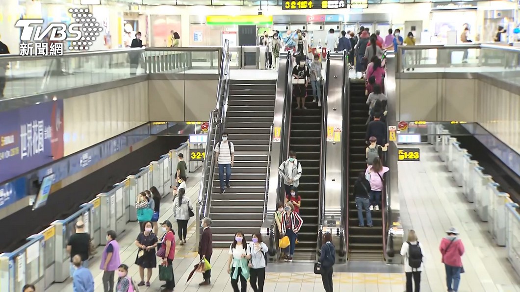搭乘電扶梯時台灣民眾習慣會站在右側讓出左側給其他人通行。（圖／TVBS）