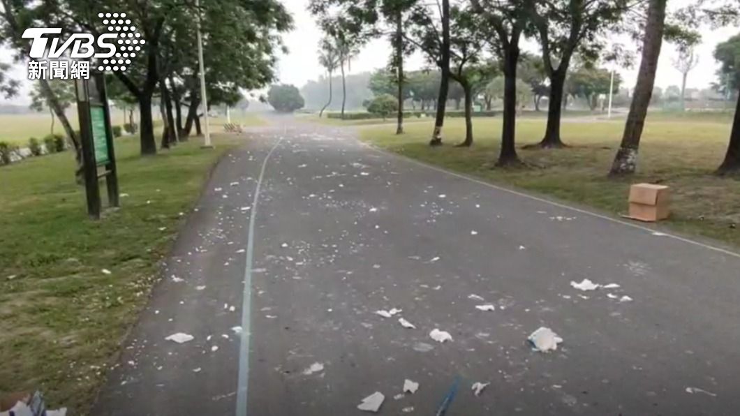 屏東縣河濱公園遭年輕人慶生惡搞。（圖／TVBS）