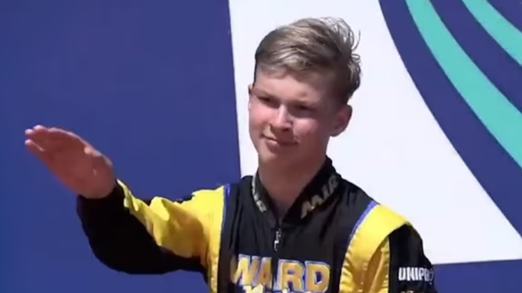 俄賽車選手疑似在頒獎台上做出納粹敬禮手勢。（圖／翻攝自推特）
