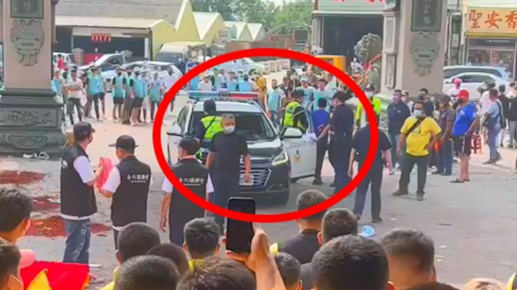 雲林武德宮兩陣頭起衝突，有鬧事民眾竟然還偷開警車進到廟前廣場。圖／記者爆料網