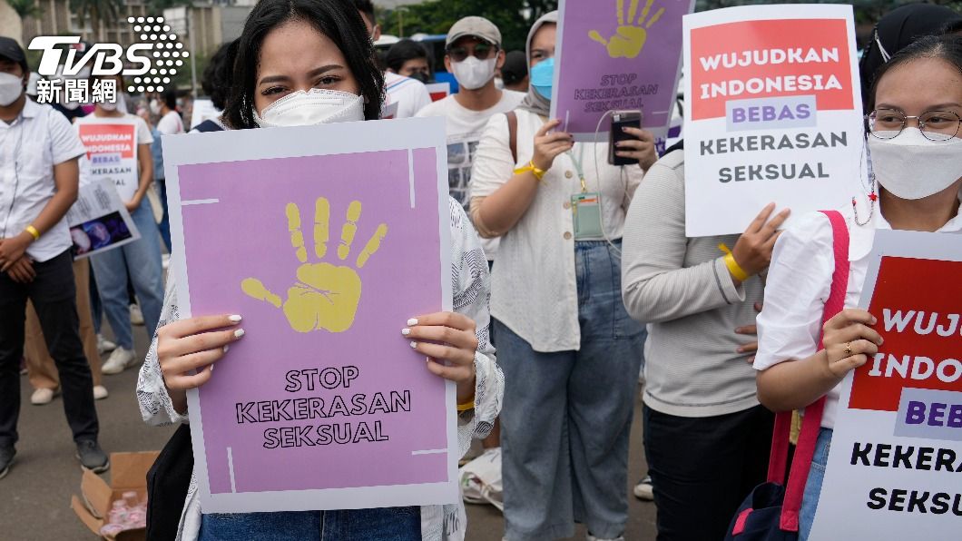 印尼女性走上街頭，呼籲立法者正式國內性暴力案件。（圖／達志影像美聯社）