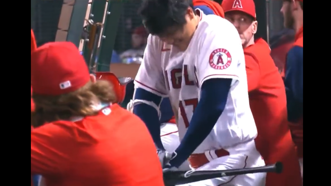 大谷翔平被鏡頭捕捉到在比賽中球棒做心肺復甦術。（圖／翻攝自Barstool Sports Twitter)