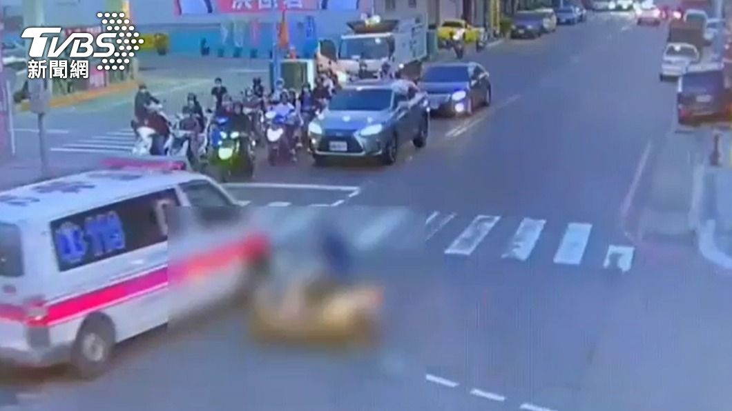 騎士在路口直接撞上救護車。（圖／TVBS）