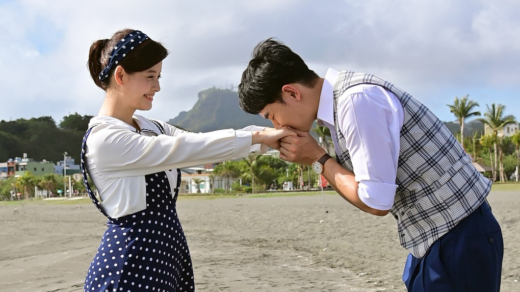 王樂妍（左）、陳文謙劇中在海邊浪漫約會。（圖／台視提供）