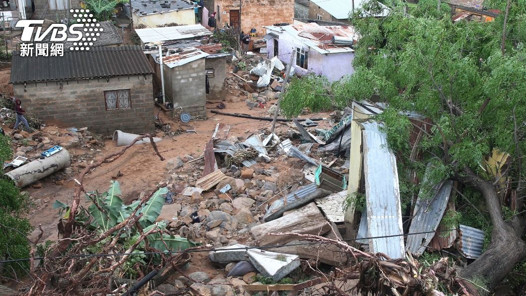 南非東部受強降雨侵襲，發生土石流及洪水災情。（圖／達志影像美聯社）