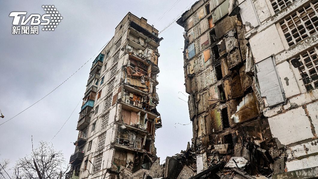 烏克蘭馬立波一棟大樓被轟炸過後的慘況。（圖／達志影像美聯社）