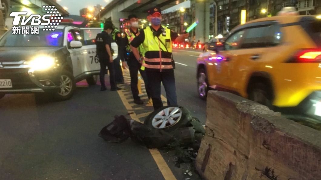 紐澤西護欄崩塌，轎車車輪脫落。（圖／TVBS）